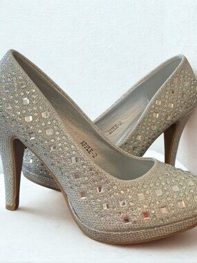 NIB Silver Studded TOP Moda Heels